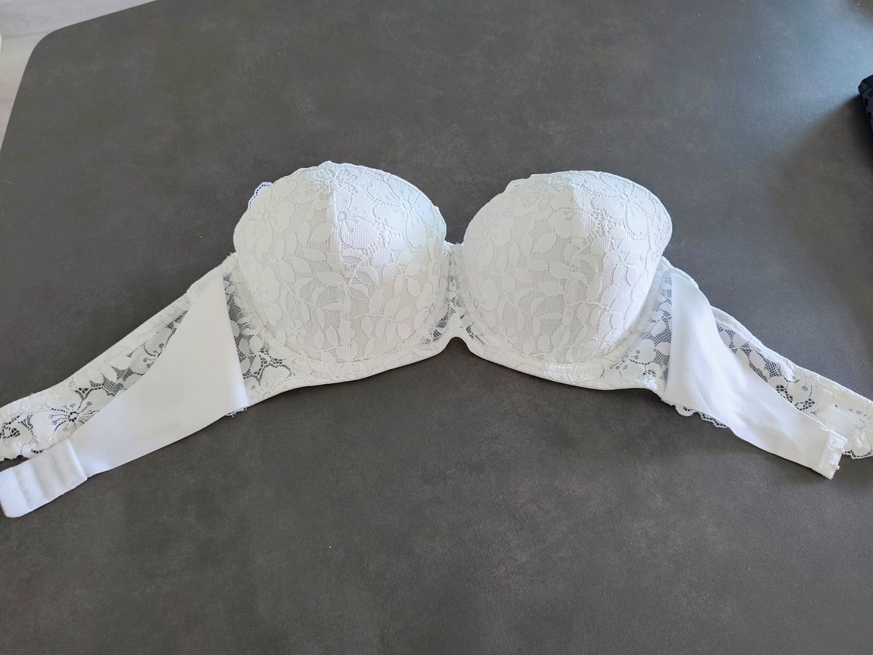 Altra biancheria intima: Weiss Spitzen BH trägerlos Gr. 80D. – Usato da Oberweningen venduto da Bumblebee2 1