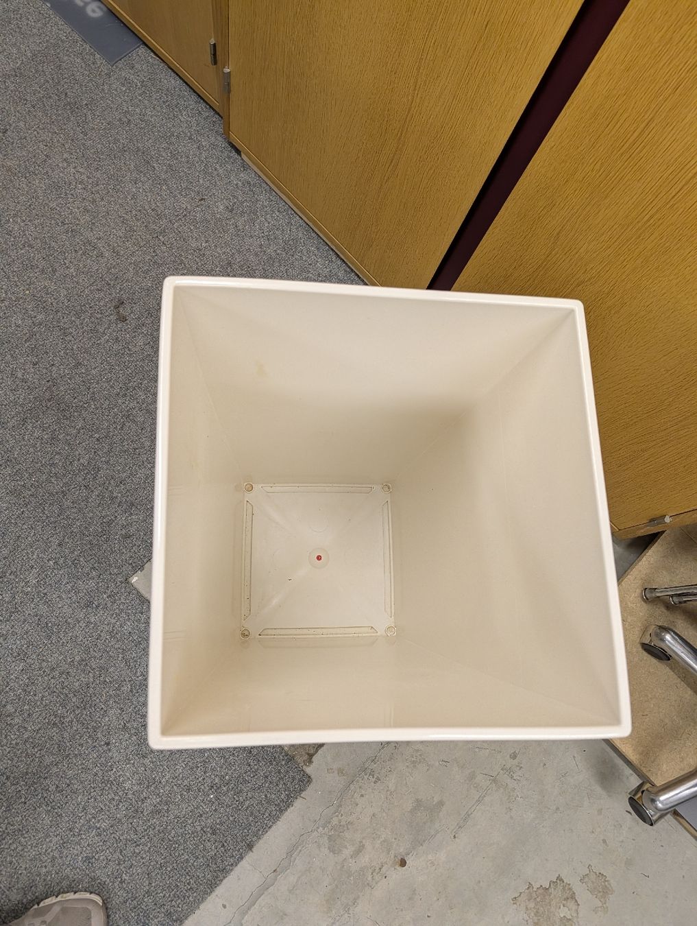 Vasi & Recipienti: Kunstoffvase weiss stabil  – Usato da Pfäffikon ZH venduto da Gabriel64 1