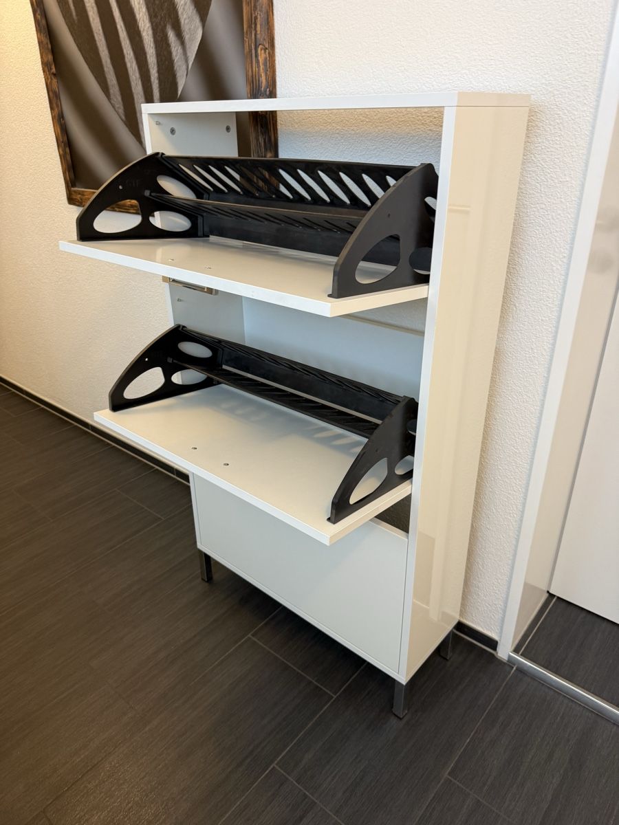Guardaroba: Schuhschrank mit 3 Etagen – Usato da Bettwiesen venduto da Chair 1