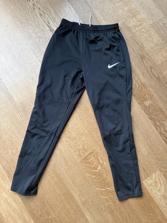Nike Sporthose Größe 147-158 in Schwarz 