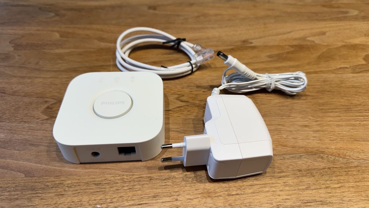 Philips Hub & Switch: Philips Hue Bridge mit Netzteil und Ethernetkabel – Usato da Beromünster venduto da Rabbinhio