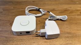 Philips Hue Bridge mit Netzteil und Ethernetkabel