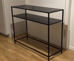 Schwarzes Regal aus Metall 