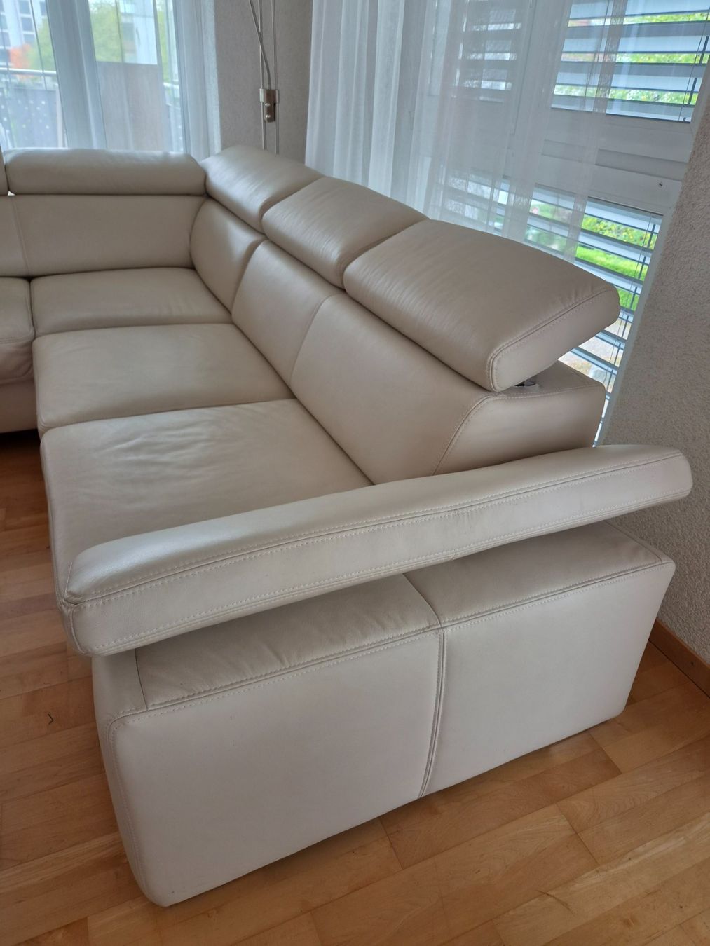 Divani: Ecksofa Leder beige mit Hocker – Usato da Kloten venduto da soat 1