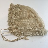 Antike bestickte Haube für Babys oder Puppe