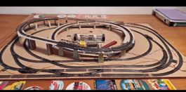 Circuit de train miniature sur plateau avec rails