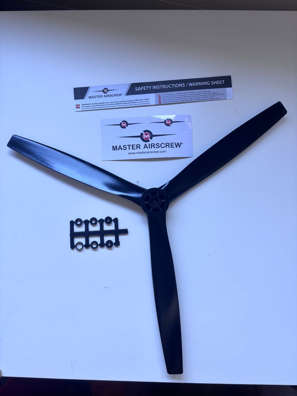 Modellismo RC: Hélice tripale MASTER AIRSCREW® 16x8 – Nuovo e nell'imballaggio originale da Genève venduto da Sabgoblin 1