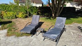 2 Gartenliegen mit Auflagen und Tisch, guter Zustand