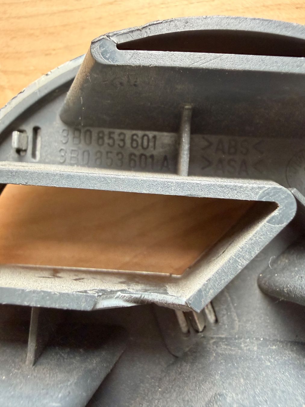 VW Alle Autoersatzteile: VW Emblem 3B0 853 601 A Golf? – Gebraucht aus Huttwil von Burk3 1