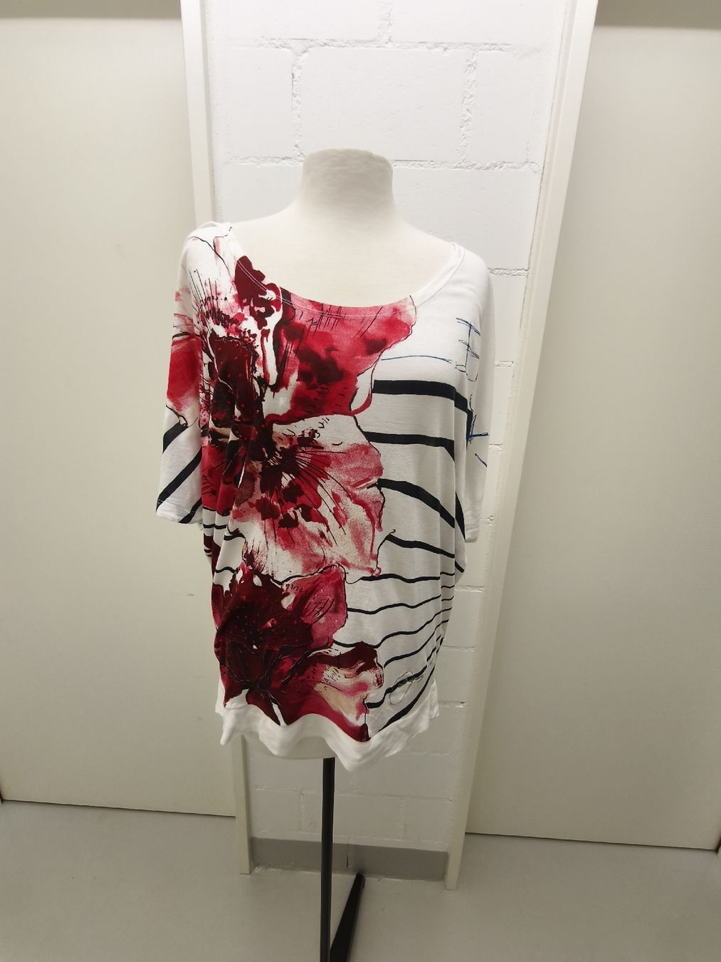 Desigual T-shirt: Desigual T-Shirt – Usato da Hochdorf venduto da Berry005 1
