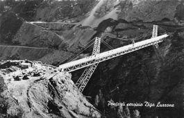 Diga del Luzzone TI Ponte di servizio veduta laterale Blenio