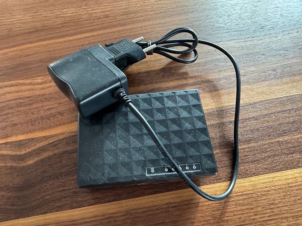 Hub & Switch: 5-Port Gigabit Ethernet Switch mit Netzteil – Usato da Pfäffikon SZ venduto da haifisch82