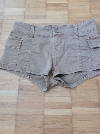 Bershka Cargo Mini Shorts, Khaki, Gr. 40, neu