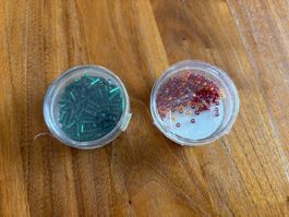 2 Rocailles orange/rot und Stifte