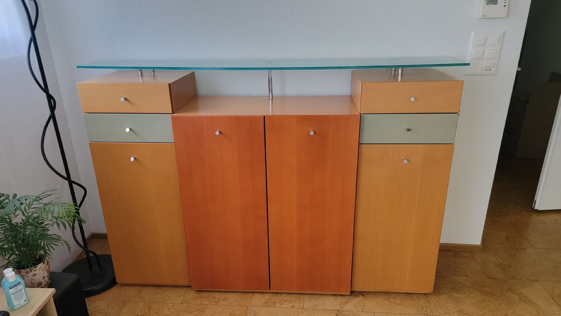 Credenze: Sideboard /Buffet mit Glasplatte, 180x115x47cm, Top! – Nuovo (secondo la descrizione) da Diegten venduto da Tbamat00