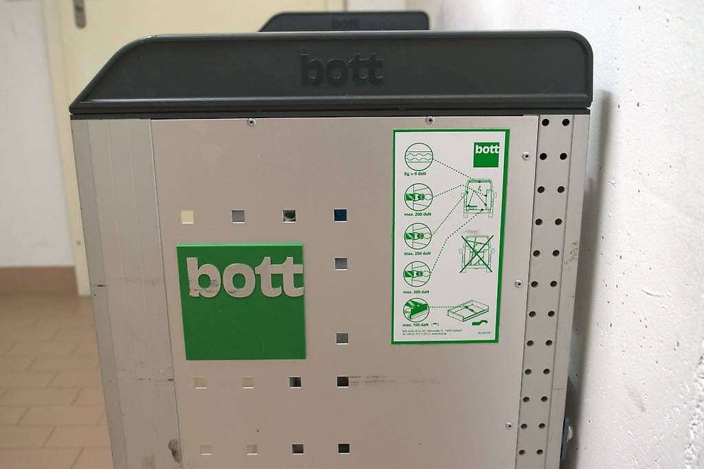 Tutti i ricambio: Module bott vario3 pour fourgon avec rails et sangles – Usato da Fribourg venduto da SwissPremiumItems 2