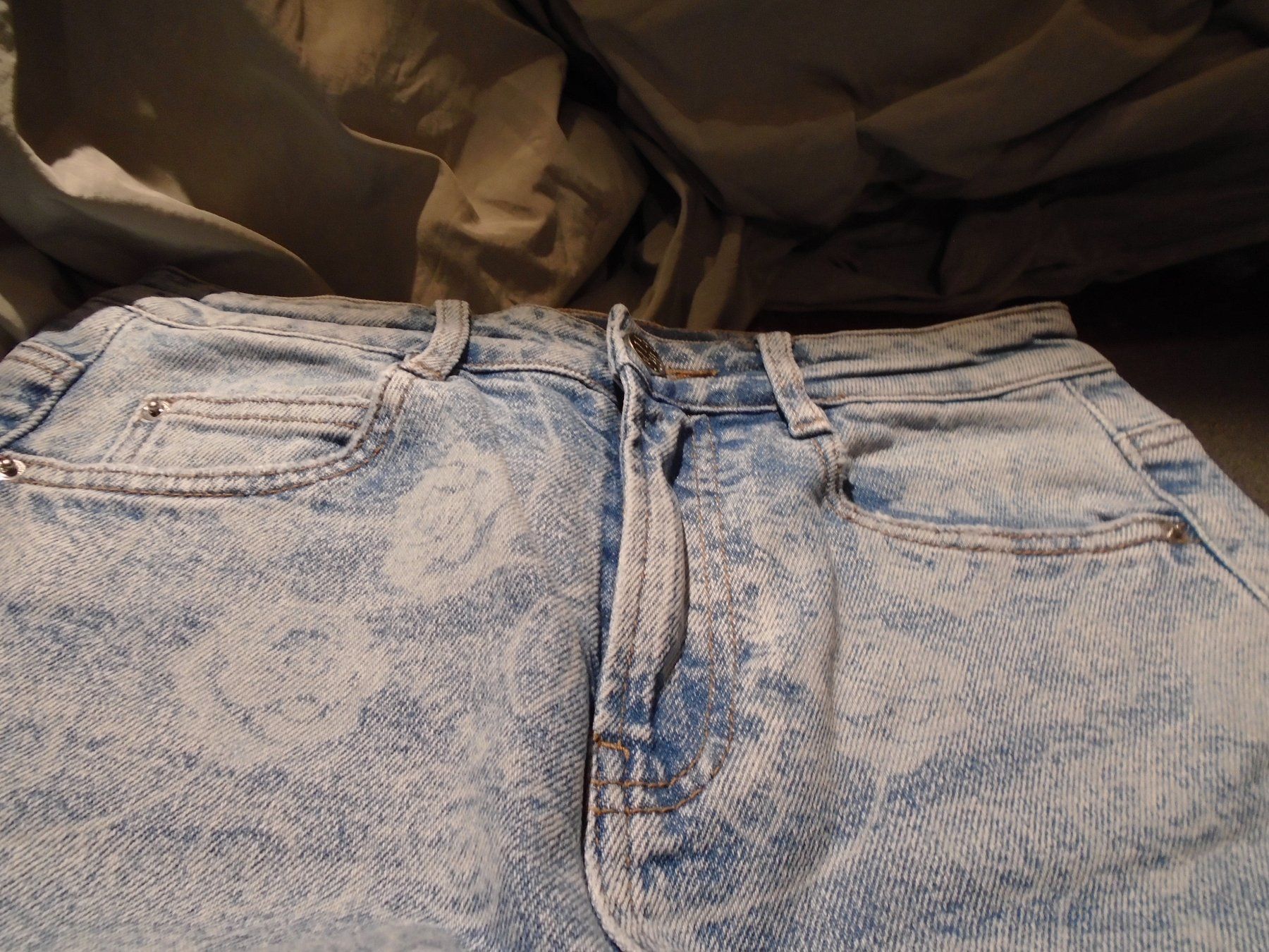Jeans: Jeans ca. Grösse S, hellblau, feines weisses Blumenmuster – D'occasion à Zürich par abraxas1291 1