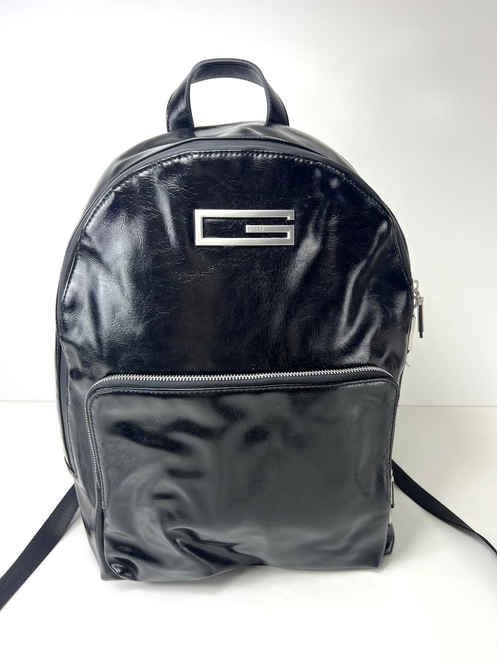 Guess Zaini: GUESS Compact Solid Rucksack (Schwarz) – Usato da Zürich venduto da Arche_Brockenhaus