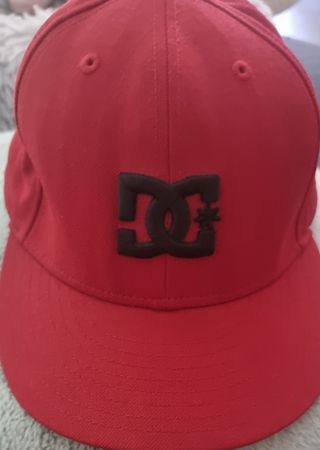 Rote DC Cap - Lässiger Style für jeden Tag! Top Zustand