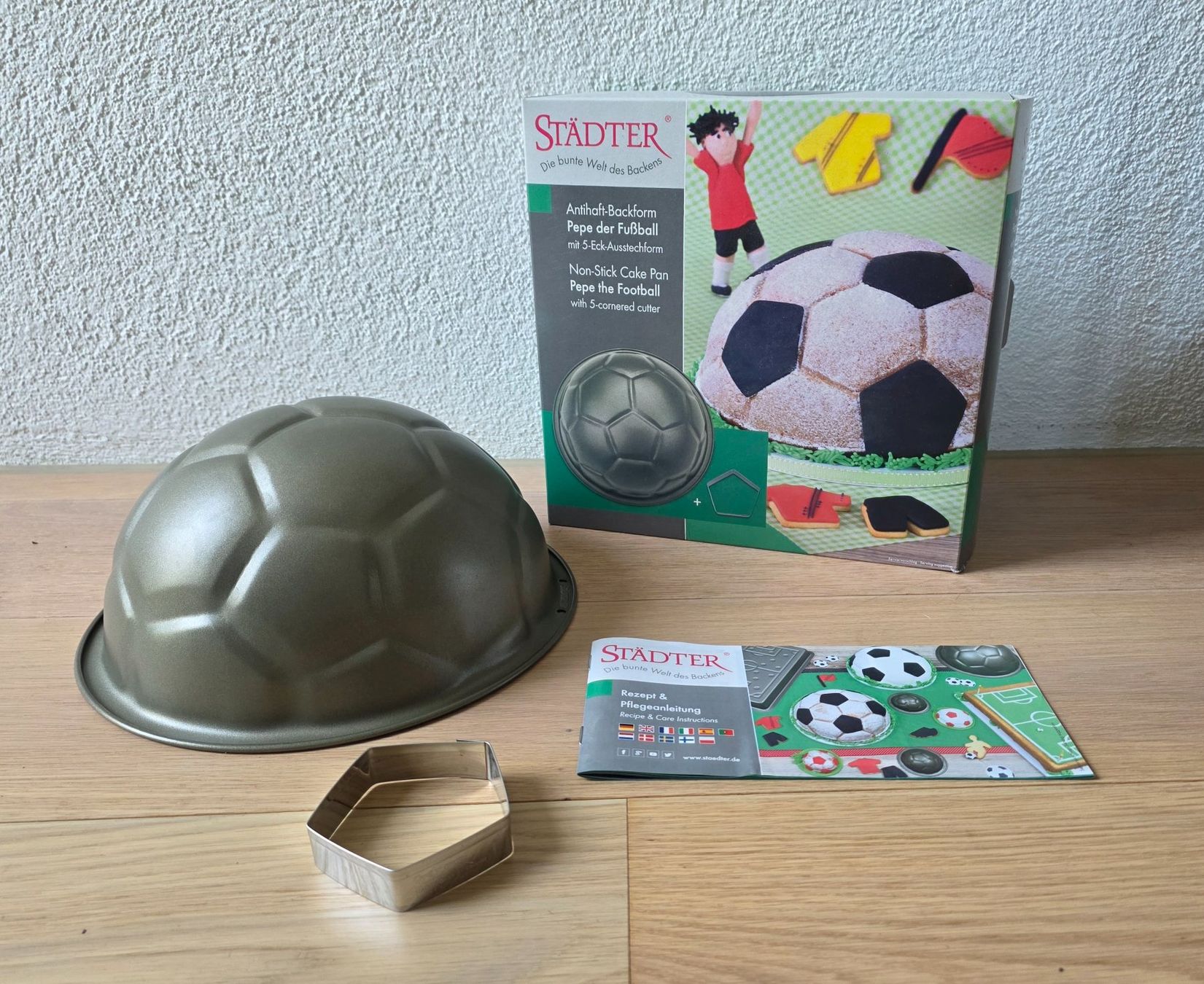 Teglie da forno: Fussball Kuchen Backform mit 5-Eck Ausstechform – Nuovo (secondo la descrizione) da Aarau venduto da Ahoffa