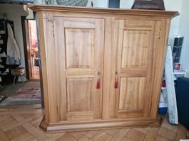 Massiver Nussbaum Schrank Kasten