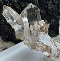 Helle transparente Quarzspitze mit Rutil/ Sagenit Einschluss