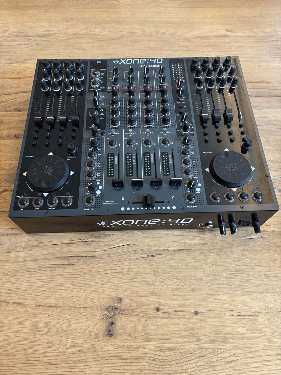 Allen & Heath Console di mixaggio: Allen & Heath Xone 4D – Usato da Uster venduto da lla_7tj9