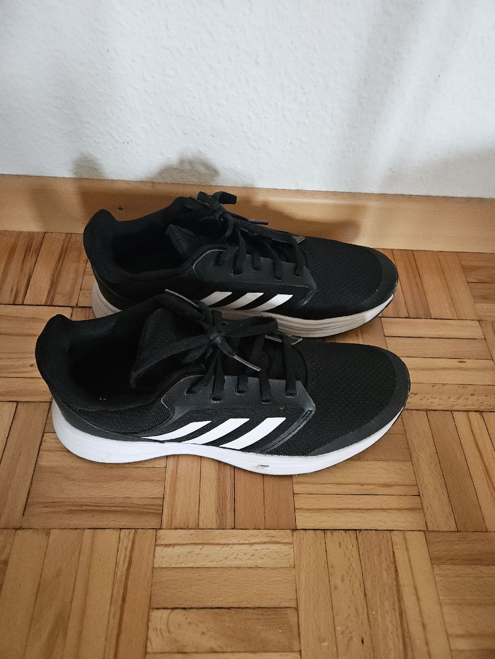 Adidas Herrenschuhe: Sneaker Adidas, neuwertig, Gr. 40 – Neu (gemäss Beschreibung) aus Zürich von LK0138