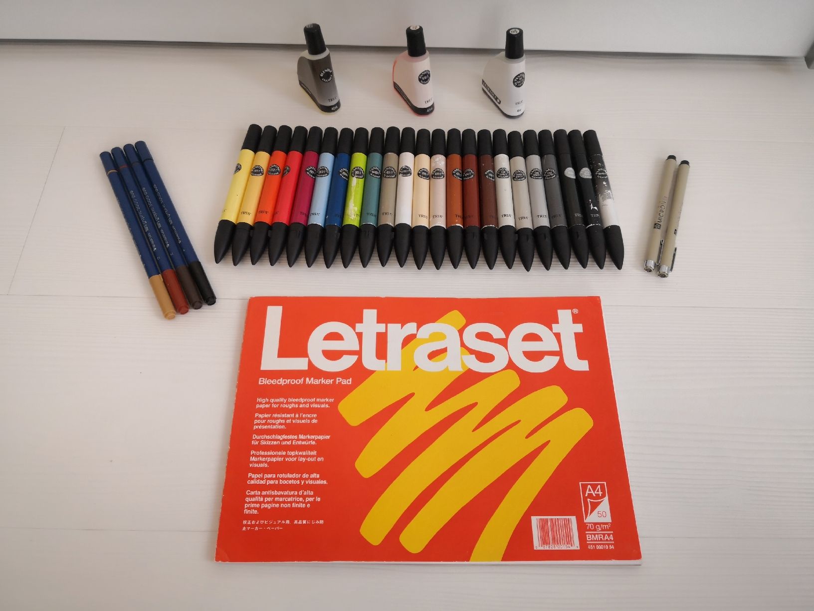 Farben: 33 STK: PANTONE-STIFTEN SET MIT ZEICHENBLOCK & CO. – Gebraucht aus Olten von Naja-Twins-Twins 1