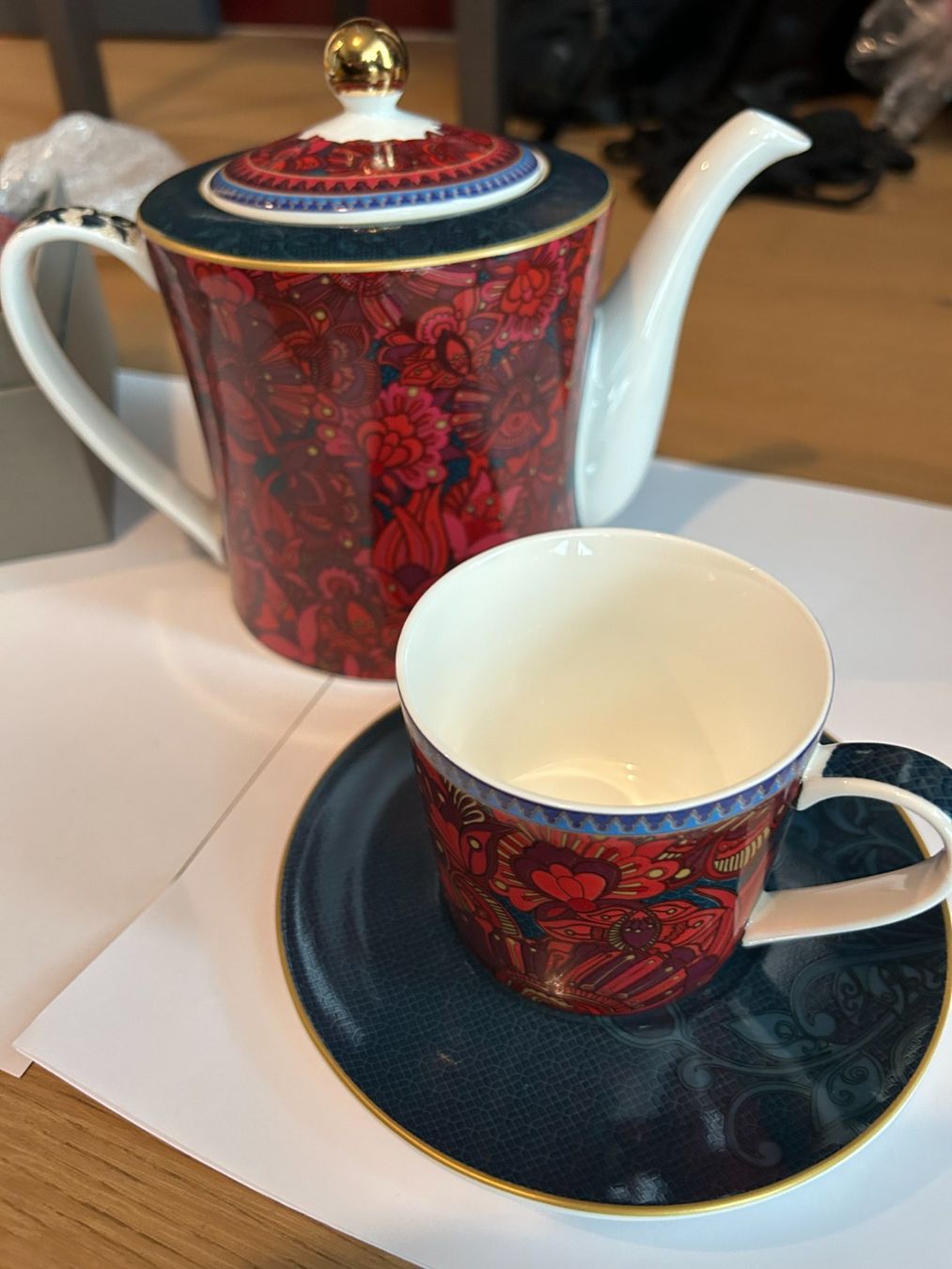 Set di piatti: NEW - Complete Tea Set in Porcelain – Nuovo e nell'imballaggio originale da Zürich venduto da aygo_a