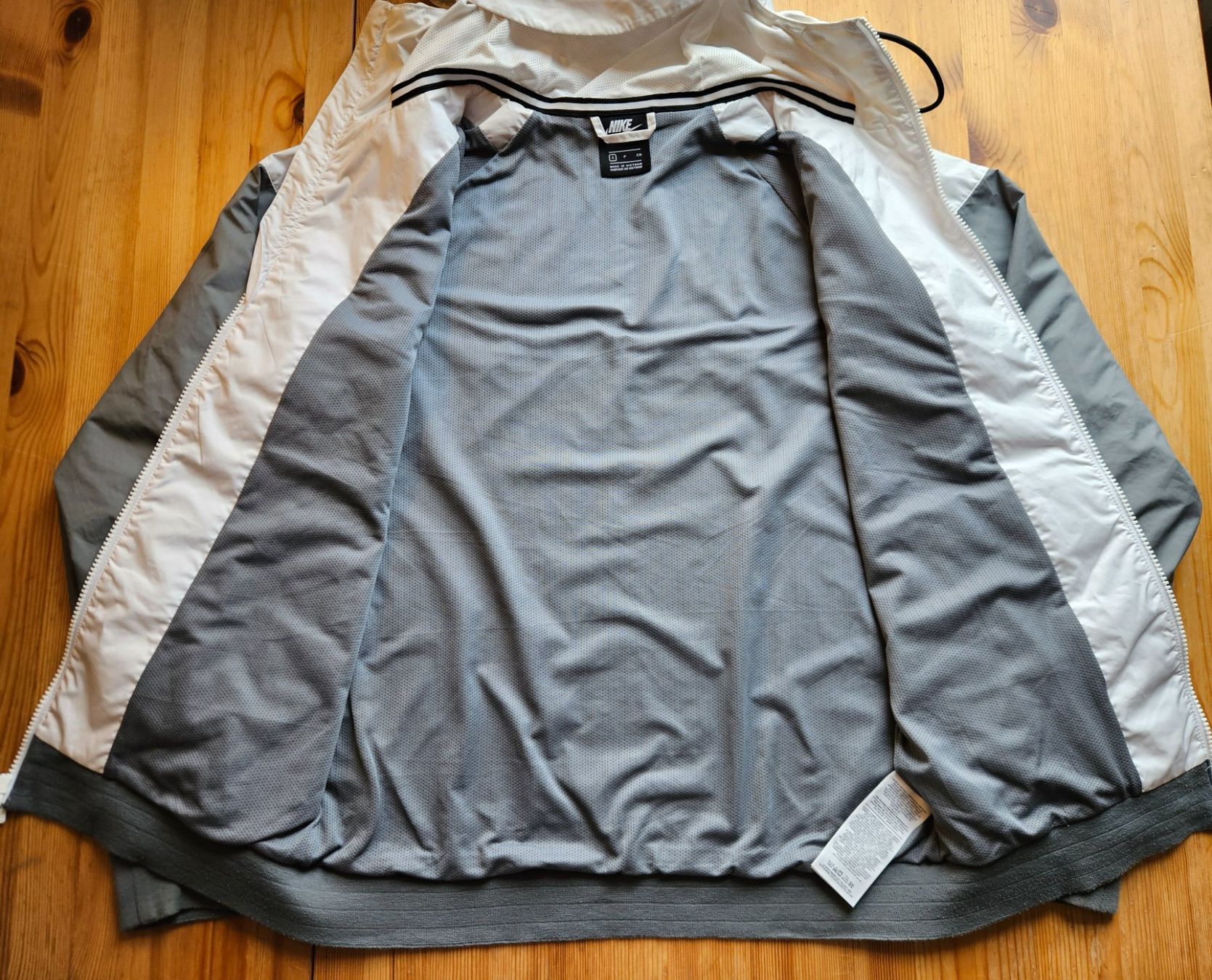 Nike Giacche: Nike Jacke Grösse S Regenjacke – Usato da Hägglingen venduto da United-Village-Trade 3