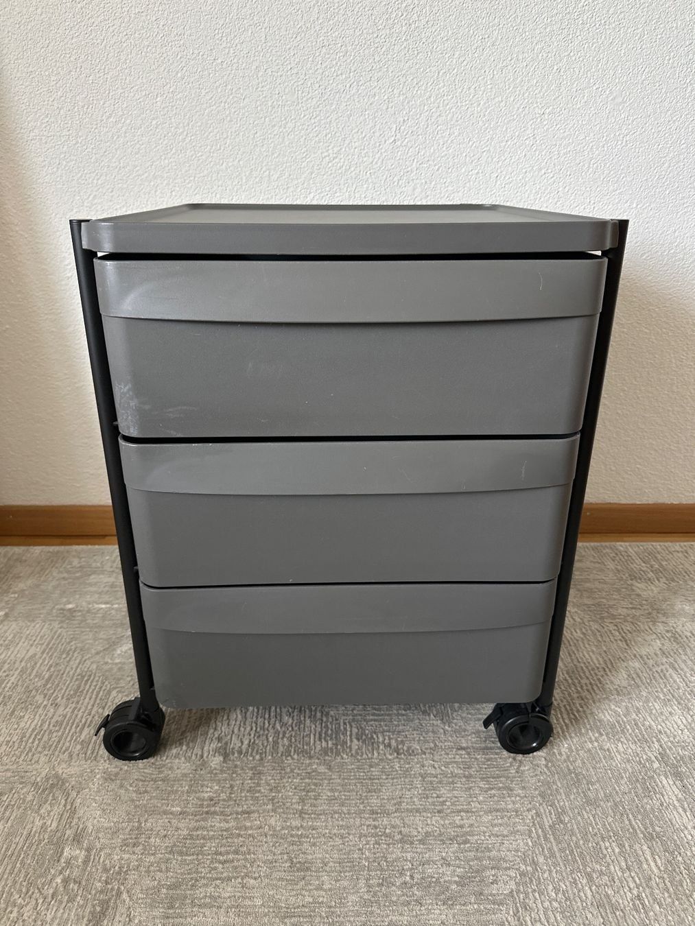 Korpus: Pedrali Boxie Designer Rollcontainer Grau mit Rollen – Gebraucht aus Effretikon von bek_6sgb 1