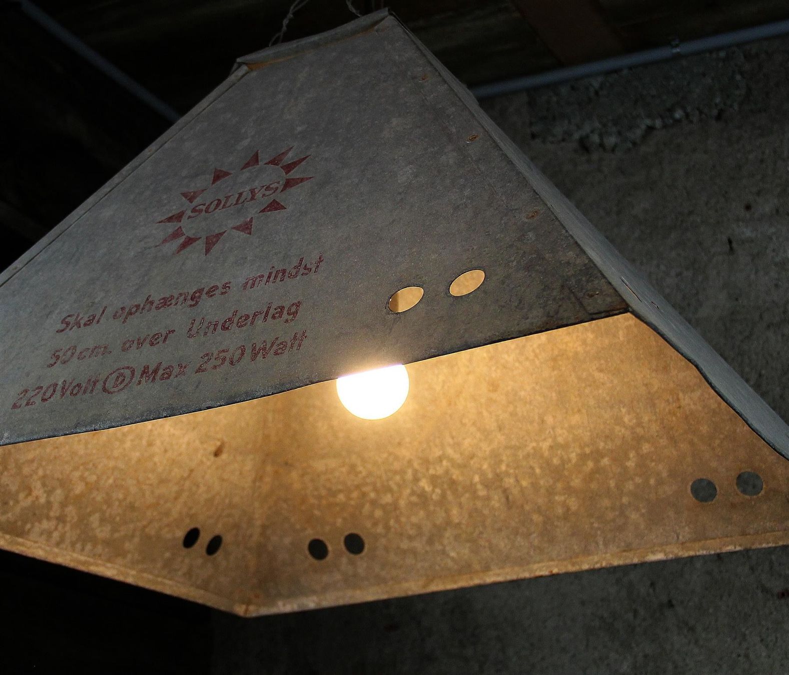 Lampade: Industrielampe, Fabriklampe, Hallenlampe – Usato da Birrwil venduto da brandschatz_birrwil 4