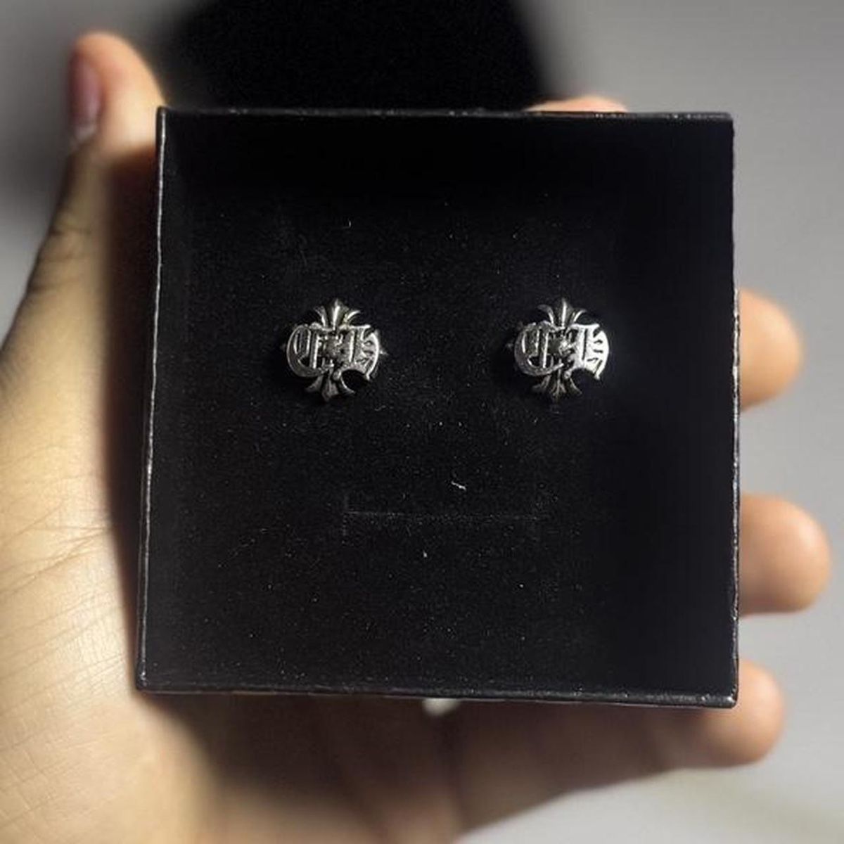 Chrome Hearts Orecchini pendenti & Orecchini a lobo: Chrome Hearts CH Logo Cross Stud Earrings - 925 Silver – Nuovo e nell'imballaggio originale da Caviano venduto da reselleo21 1
