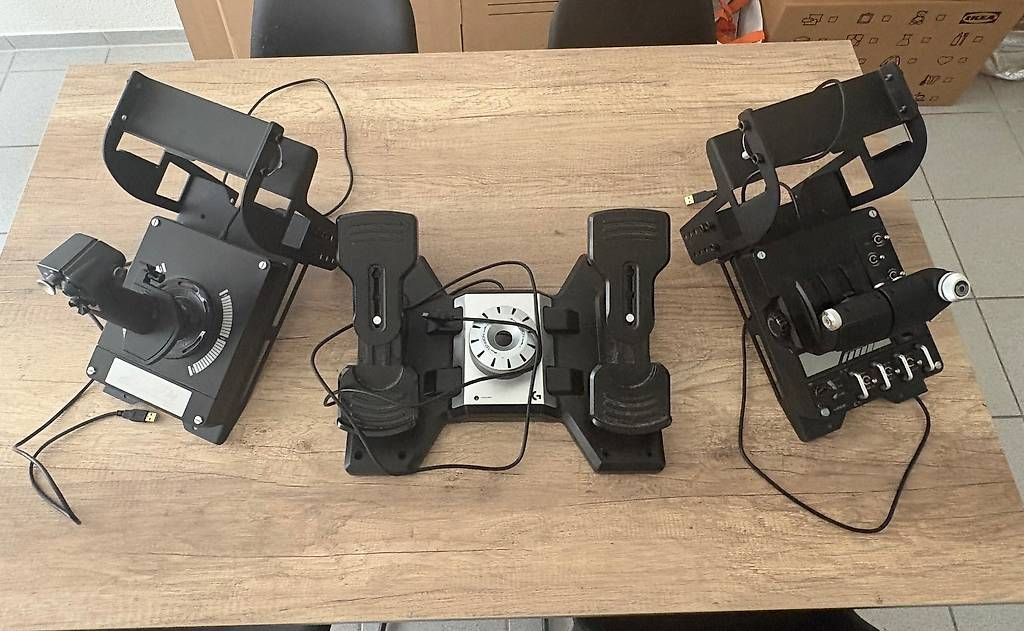 Controller:     Logitech X56 HOTAS + Pedale + 2x Oplite Halter – Gebraucht aus Büsserach von Jmtm88