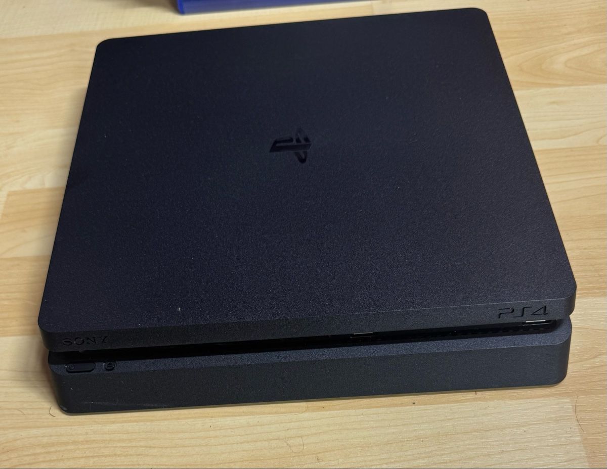Sony Konsolen: PS4 Slim 1TB Konsole mit 2 Controllern – Gebraucht aus Rüti.b.Büren von Jordaans 1