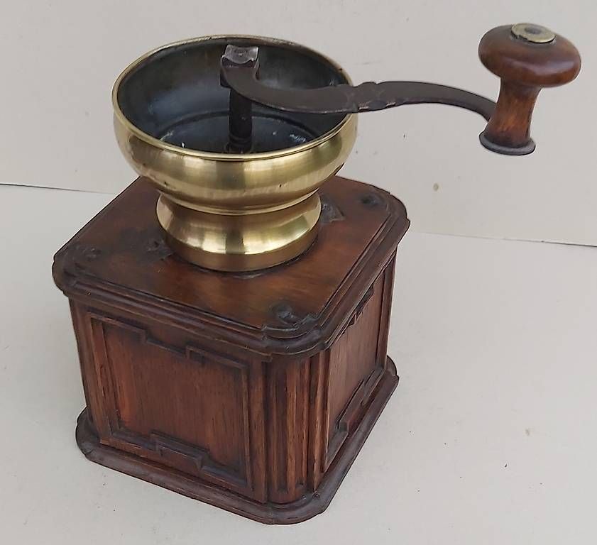 Macchine per caffè & Macchine per espresso: Super seltene Kaffeemühle um 1800 Eiche geschnitzt – Usato da Frasnacht venduto da Carawill 3