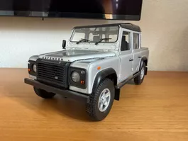 Land Rover Defender 110 Double Cab - Universal Hobbies 1/18
