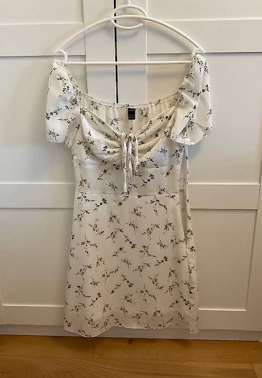 Kleider: Weisses Blumenkleid mit Ärmeln  Grösse XS – Gebraucht aus Wettingen von monikazefi