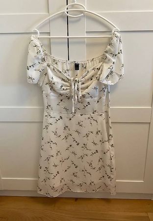 Weisses Blumenkleid mit Ärmeln  Grösse XS
