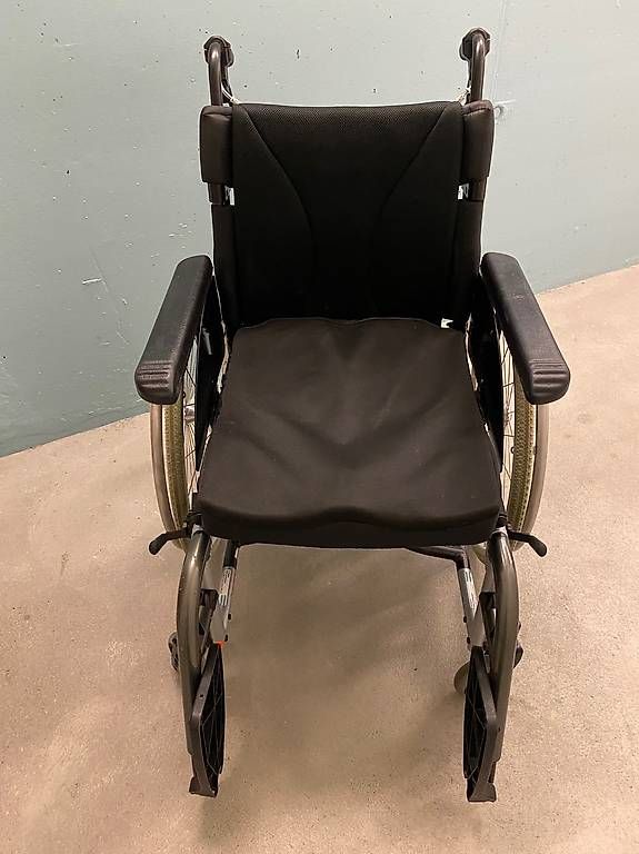 Sedie a rotelle: Rollstuhl Küschall Compact: Breite 45 cm – Usato da Olten venduto da Metacomet 3