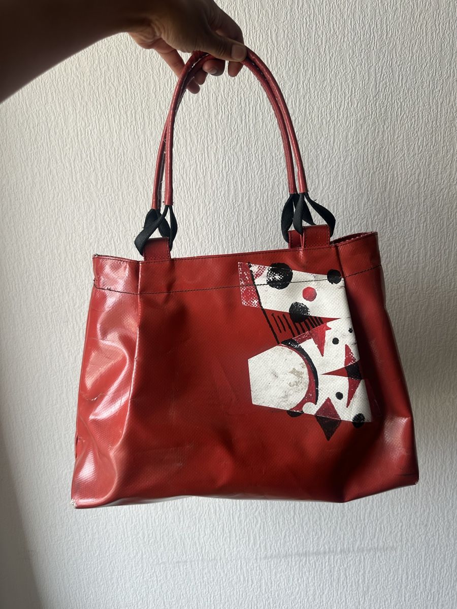 Freitag Borse: Sac cabas Freitag rouge et blanc – Usato da Yverdon-les-Bains venduto da Laureetlargent 1