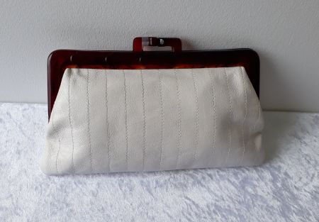 VINTAGE Clutch mit Steppnähten weiss mit braunem Bügel
