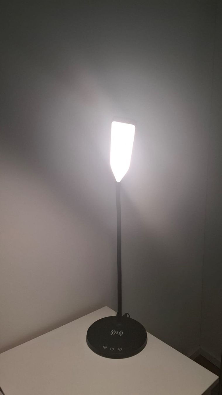 Lampen: 2 Nachtischlampen LED mit Handy laden Wireless oder mit USB – Gebraucht aus Sempach von johfurrer