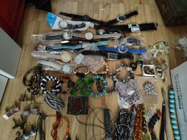 Uhren und Modeschmuck Konvolut verschiedene Ausführungen