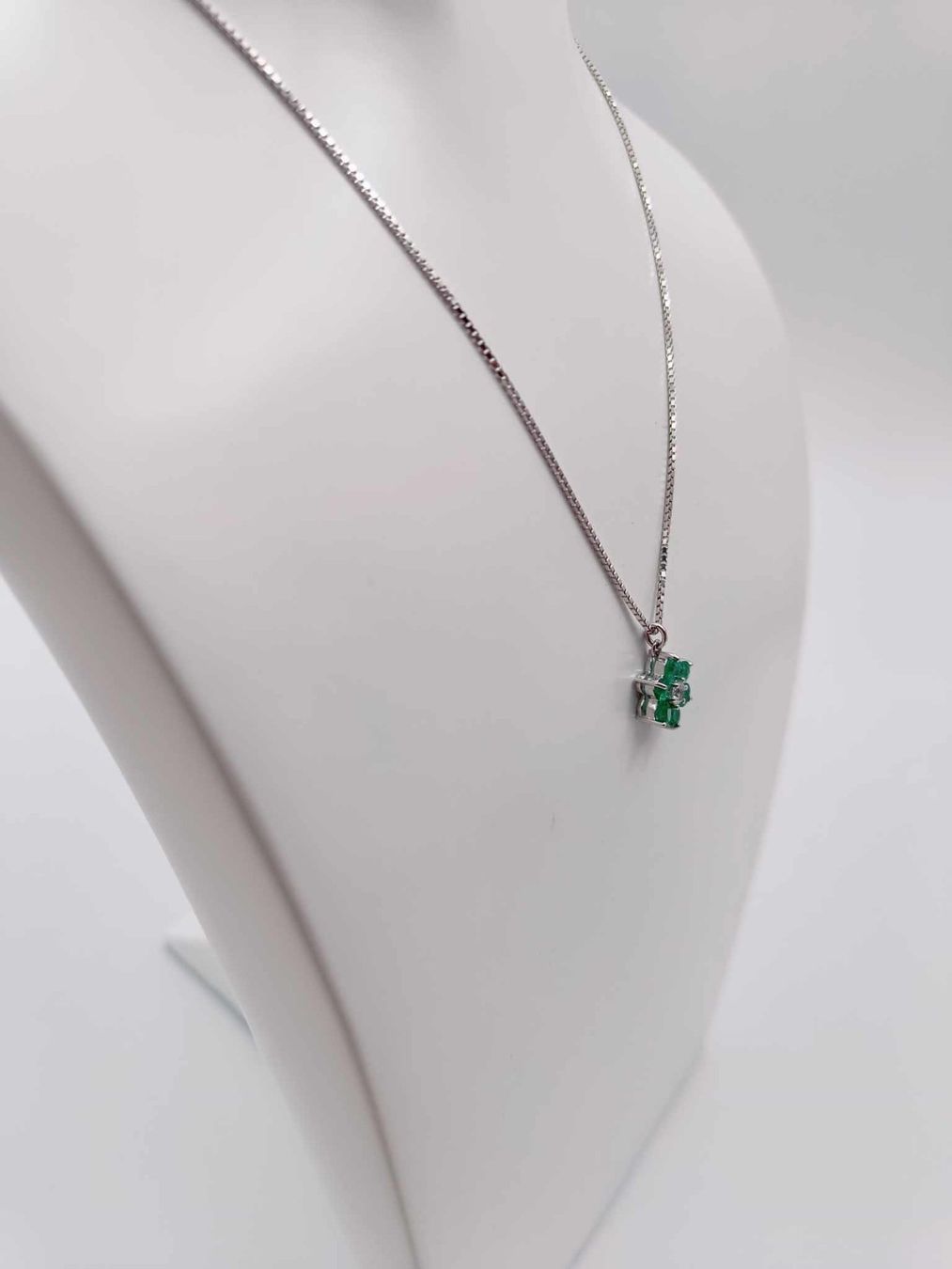 Ketten: WEISSGOLDCOLLIER MIT BLUMIGEN SMARAGD DIAMANTANHÄNGER – Gebraucht aus Luzern von EdiGem 3