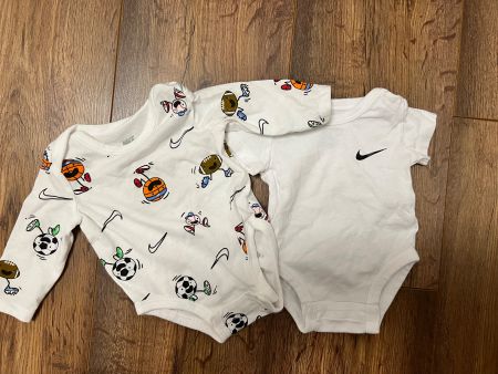 2 süsse Nike Bodys Gr. 56 (3-6 Monate) 👍