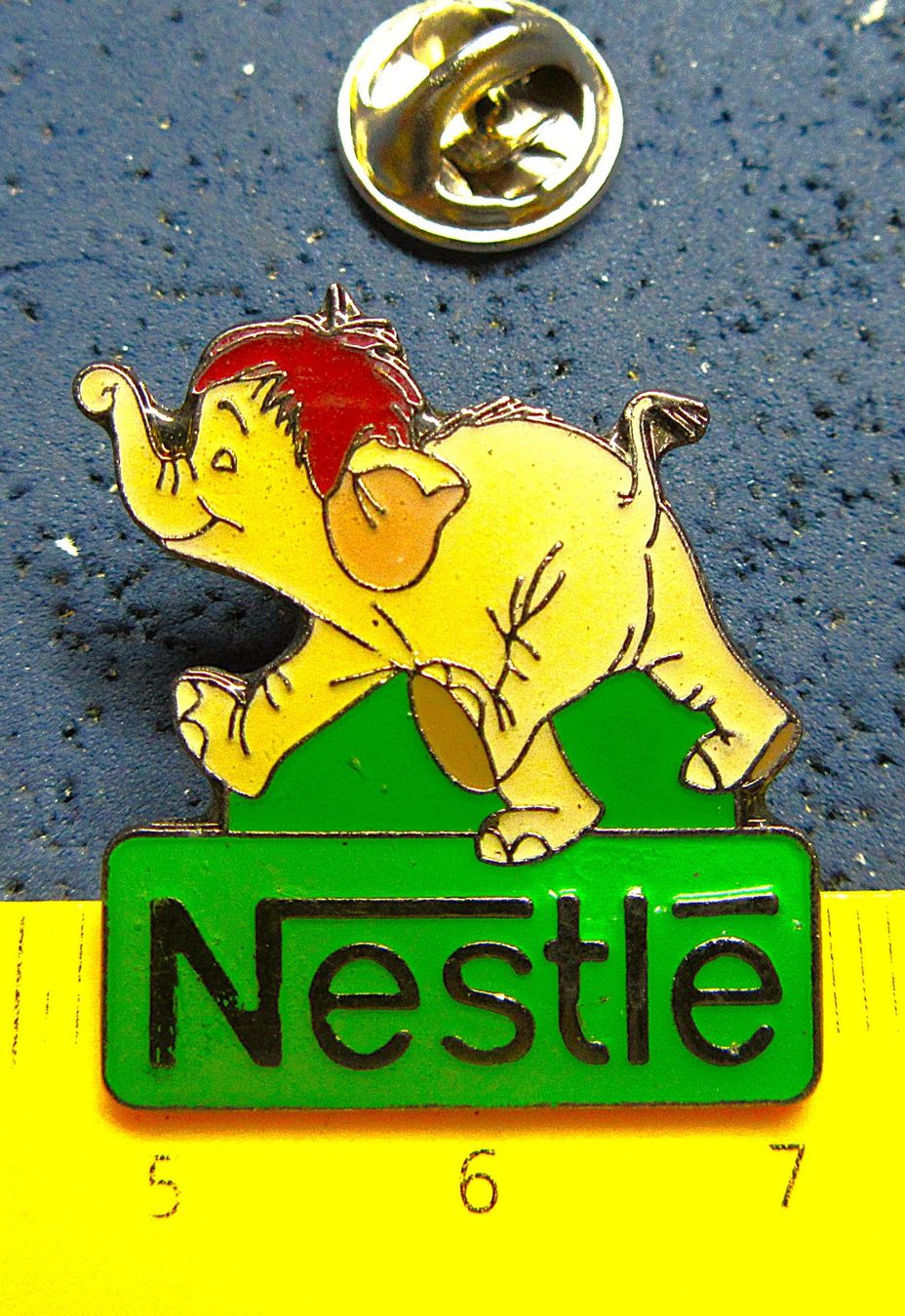 Disney Plaketten & Abzeichen: DISNEY NESTLE JUMBO PIN ELEFANT – Gebraucht aus Ettingen von Hausi4711