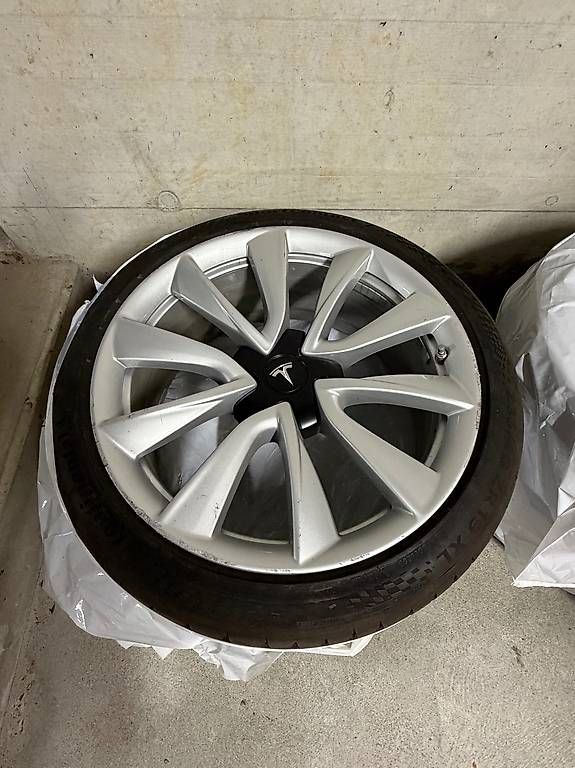 Pneus & Roues: Original Tesla Model 3 complete summer wheels – D'occasion à Zürich par juliendillon