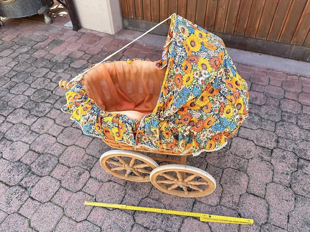 Carrozzine per bambole: alter Schaukel-Puppenwagen  – Usato da Neftenbach venduto da Baeumel